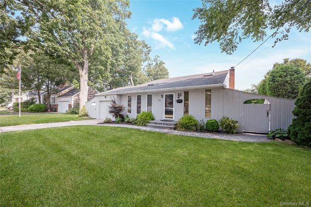 10 Larkin Street, Farmingdale, NY 11735