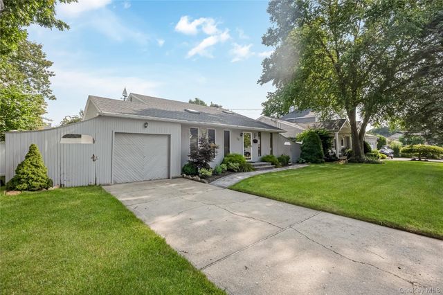 10 Larkin Street, Farmingdale, NY 11735