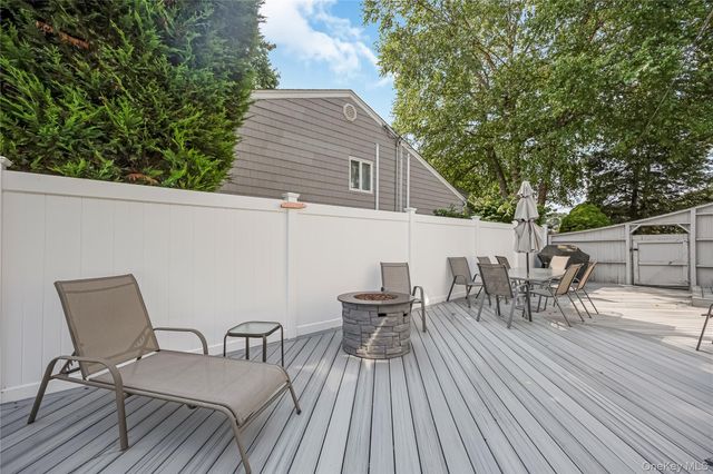 10 Larkin Street, Farmingdale, NY 11735