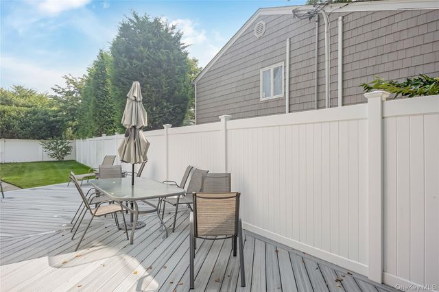 10 Larkin Street, Farmingdale, NY 11735
