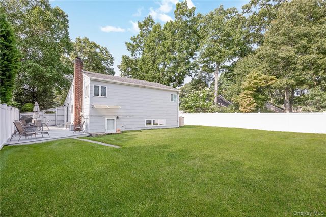 10 Larkin Street, Farmingdale, NY 11735
