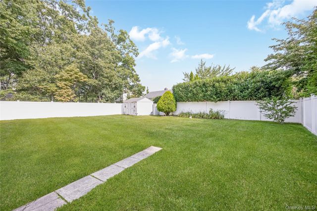 10 Larkin Street, Farmingdale, NY 11735