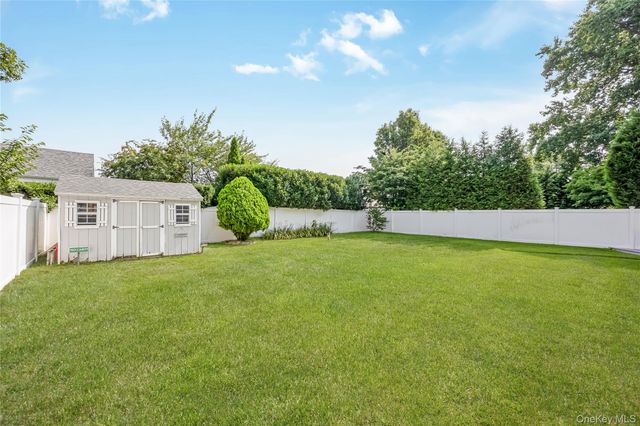 10 Larkin Street, Farmingdale, NY 11735