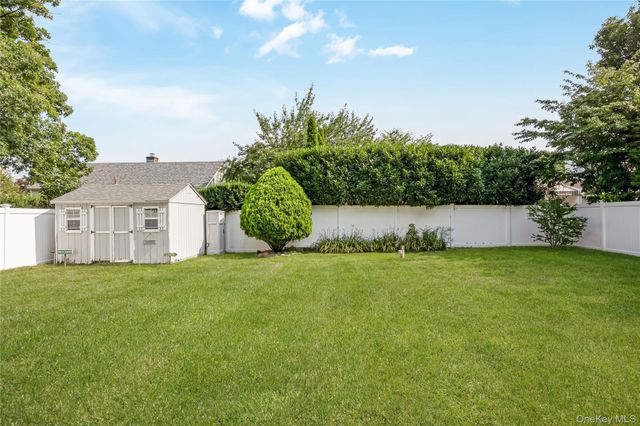 10 Larkin Street, Farmingdale, NY 11735