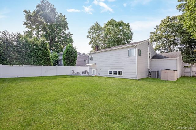 10 Larkin Street, Farmingdale, NY 11735