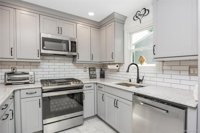 10 Larkin Street, Farmingdale, NY 11735