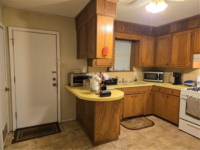 518 S Jackson Avenue, Russellville, AR 72801