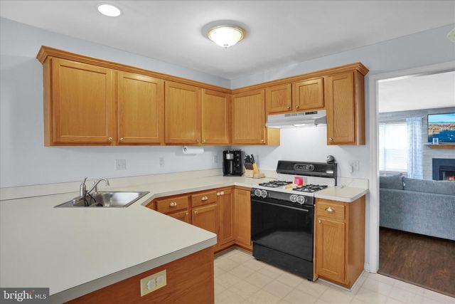 664 WALNUT TREE DR, Blandon, PA 19510