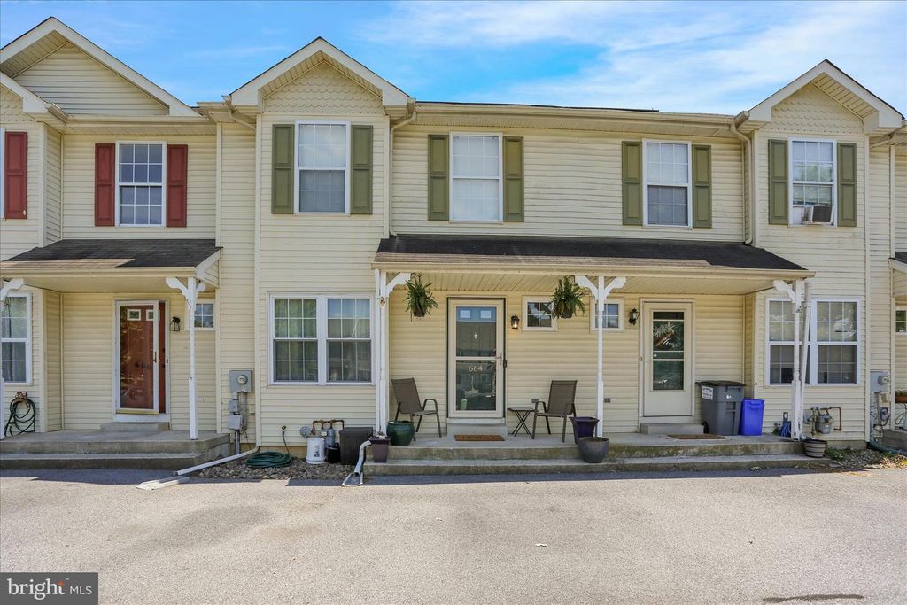 664 WALNUT TREE DR, Blandon, PA 19510