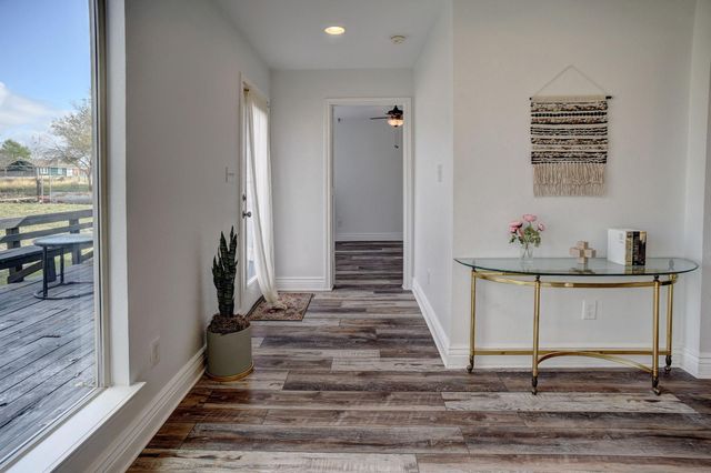 250 Shelley LN, San Marcos, TX 78666