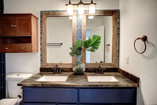 250 Shelley LN, San Marcos, TX 78666