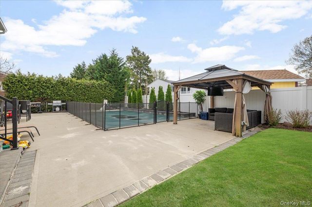 111 Charles Street B, Massapequa, NY 11758