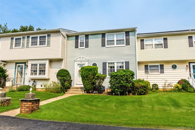 11 Monitor Court, Coram, NY 11727