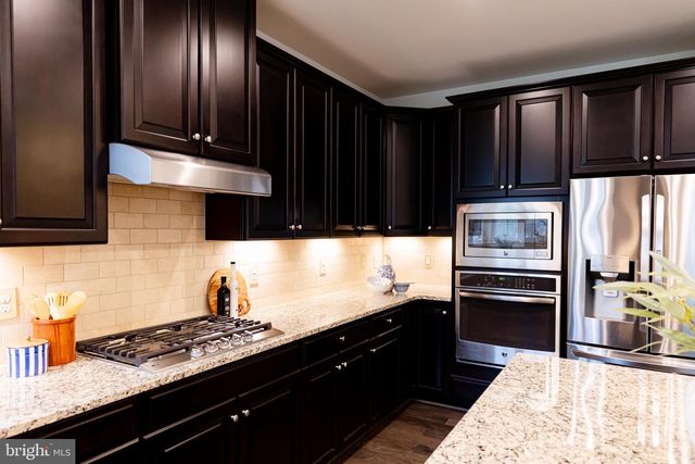 8835 CHRISANTHE CT, Fairfax Station, VA 22039