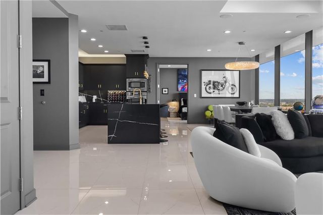 700 W 31st Street 702, Kansas City, MO 64108