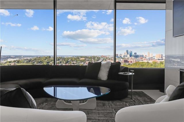 700 W 31st Street 702, Kansas City, MO 64108