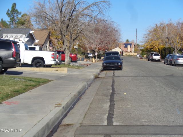 44631 Fenhold Street, Lancaster, CA 93535