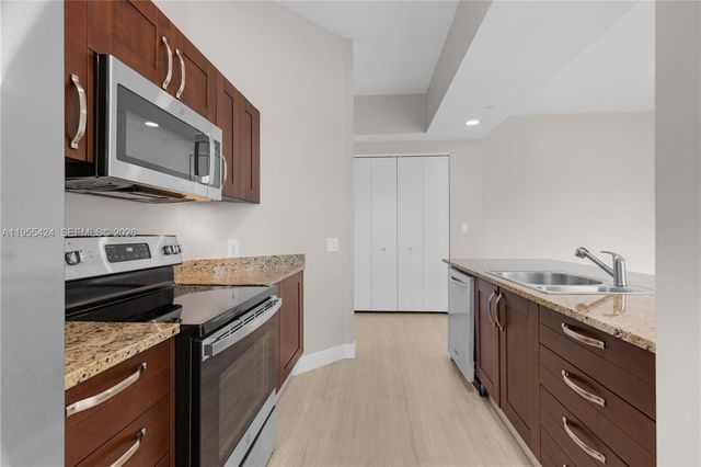 20000 E Country Club Drive 402, Aventura, FL 33180