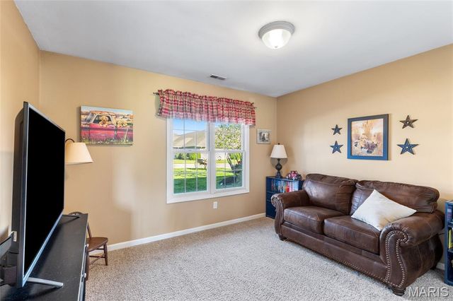 915 Pine Avenue, Warrenton, MO 63383