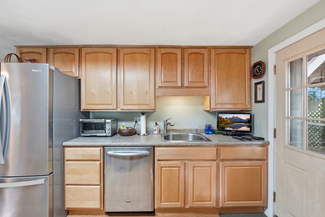137 Parker Rd, Lancaster, MA 01523