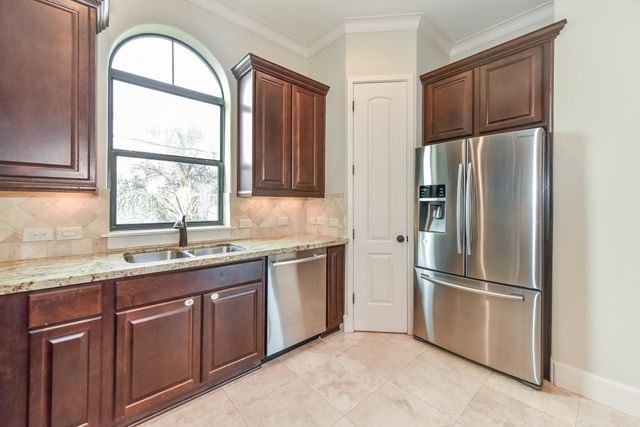 2048 W Main Street, Houston, TX 77098