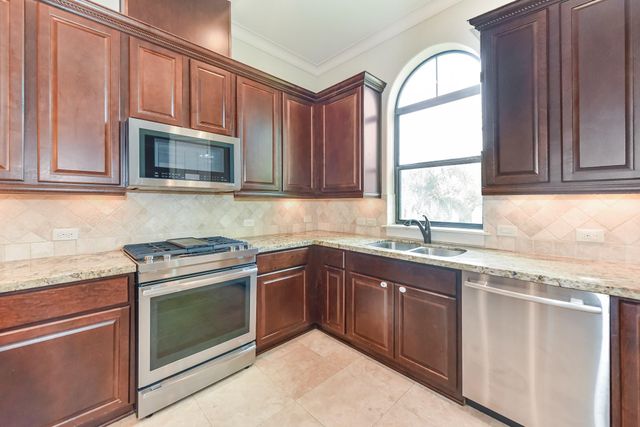 2048 W Main Street, Houston, TX 77098