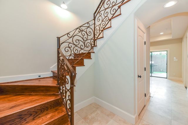2048 W Main Street, Houston, TX 77098