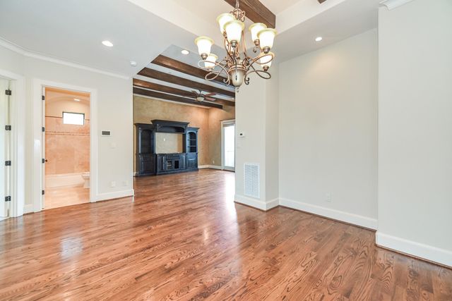 2048 W Main Street, Houston, TX 77098