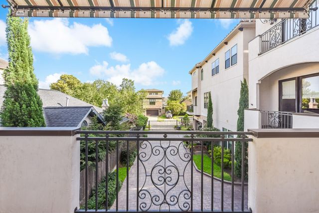 2048 W Main Street, Houston, TX 77098