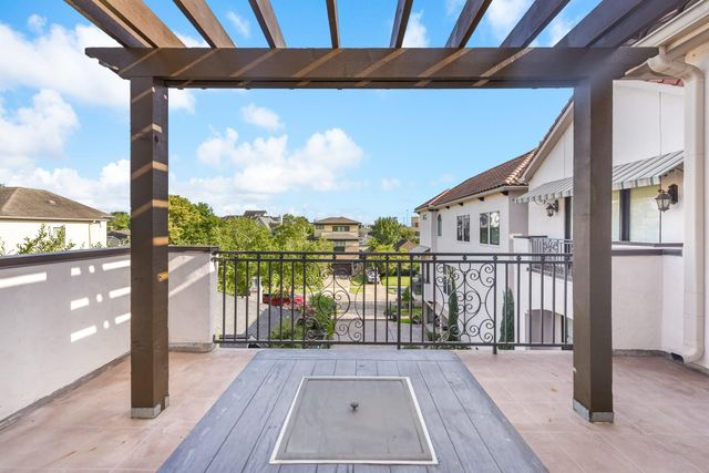 2048 W Main Street, Houston, TX 77098