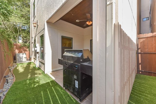 2048 W Main Street, Houston, TX 77098