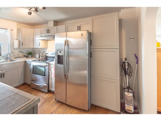 370 S 38TH St, Springfield, OR 97478