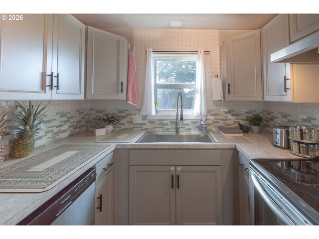 370 S 38TH St, Springfield, OR 97478