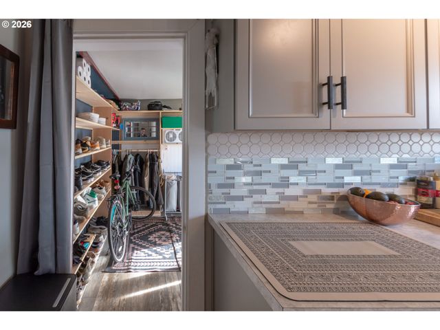 370 S 38TH St, Springfield, OR 97478