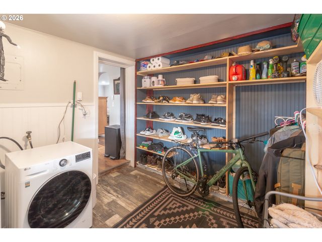 370 S 38TH St, Springfield, OR 97478