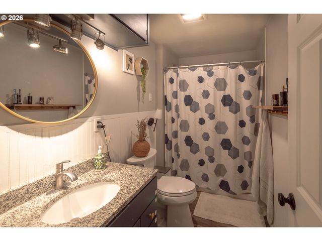 370 S 38TH St, Springfield, OR 97478