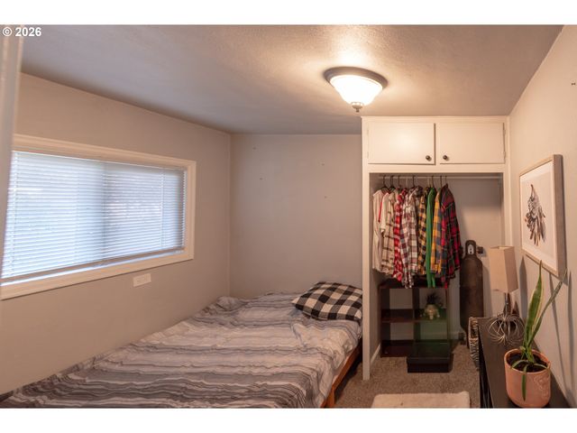 370 S 38TH St, Springfield, OR 97478