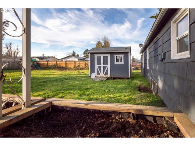 370 S 38TH St, Springfield, OR 97478