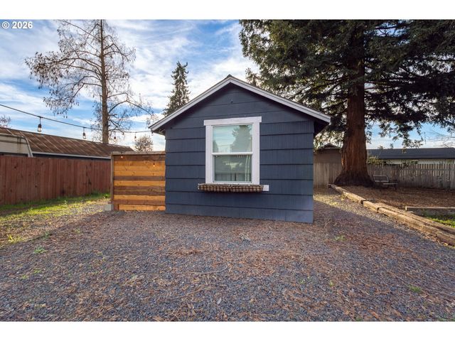 370 S 38TH St, Springfield, OR 97478