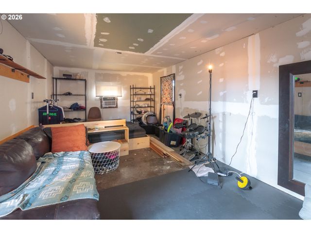 370 S 38TH St, Springfield, OR 97478