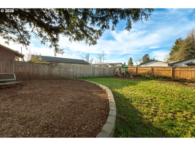 370 S 38TH St, Springfield, OR 97478