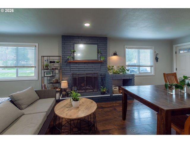 370 S 38TH St, Springfield, OR 97478