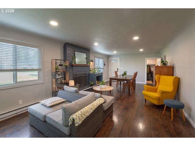 370 S 38TH St, Springfield, OR 97478