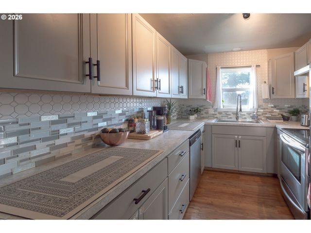 370 S 38TH St, Springfield, OR 97478