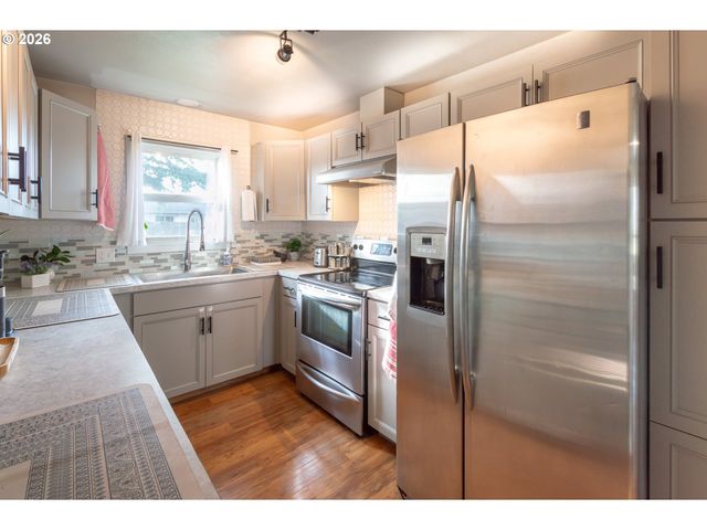 370 S 38TH St, Springfield, OR 97478