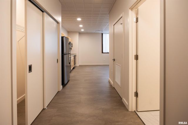 509 9th St Apt 307, De Witt, IA 52742