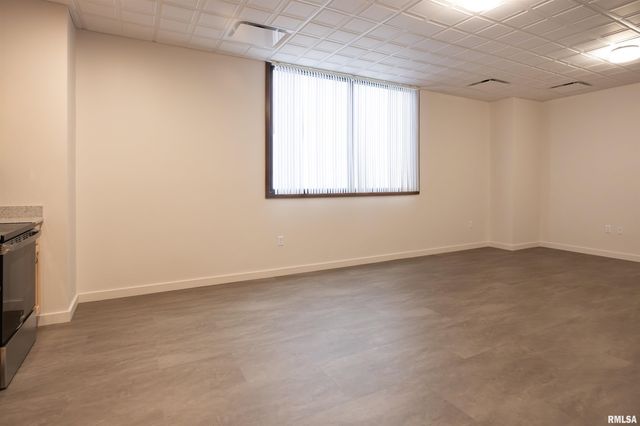 509 9th St Apt 307, De Witt, IA 52742