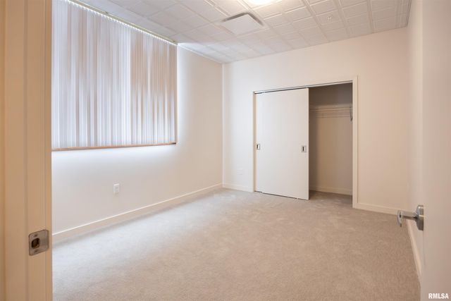 509 9th St Apt 307, De Witt, IA 52742