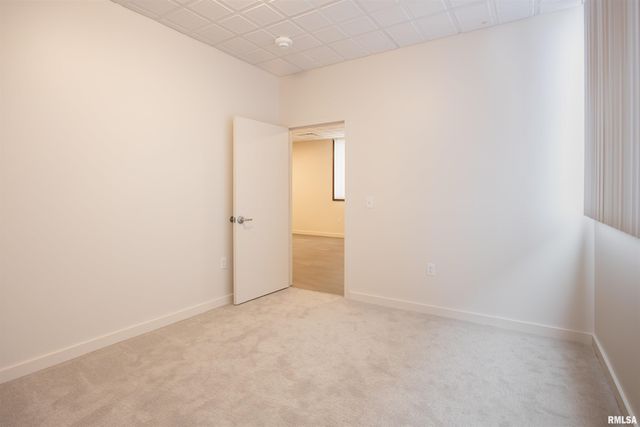 509 9th St Apt 307, De Witt, IA 52742