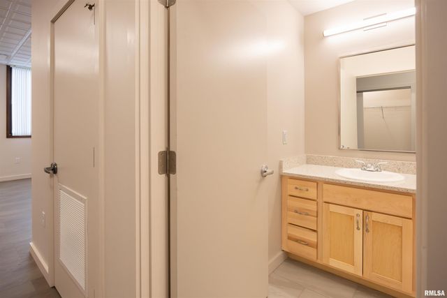 509 9th St Apt 307, De Witt, IA 52742